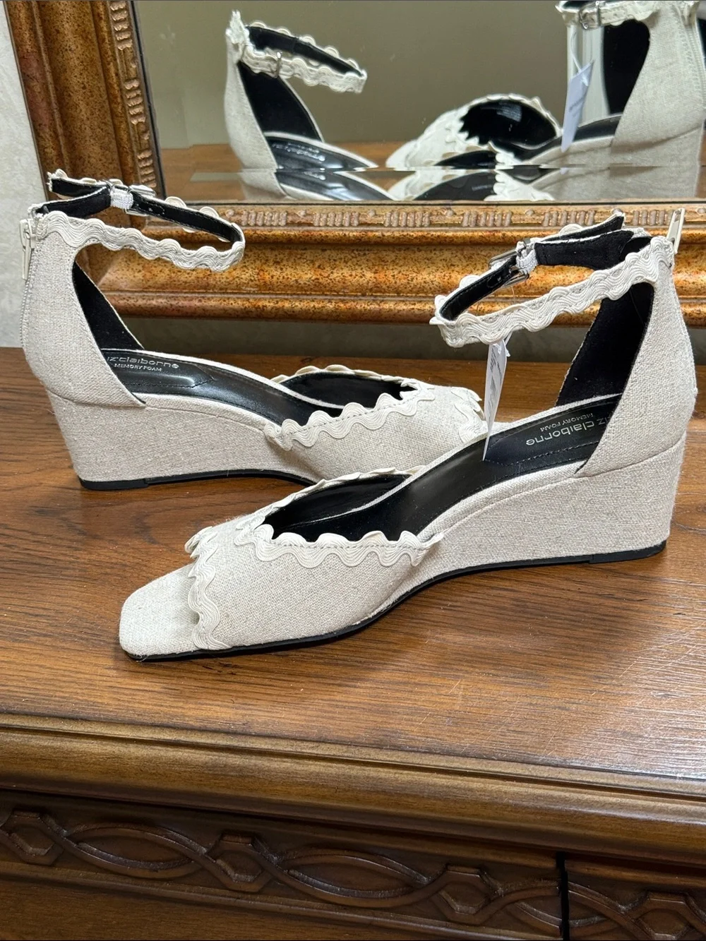 Liz Claiborne Babbler Cream Scalloped Ankle-Strap Wedge Sandals. Sz 9.5.